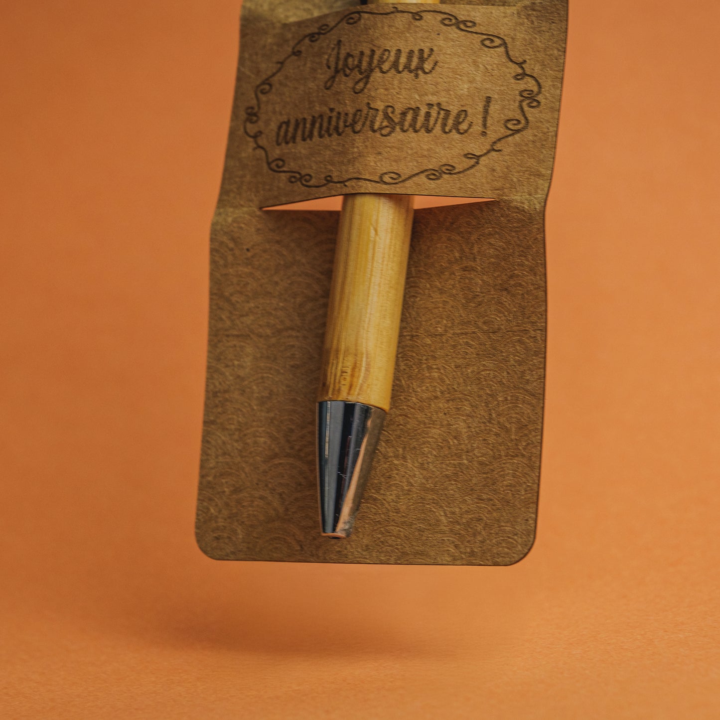 Stylo en Bambou Personnalisé & son Support Kraft