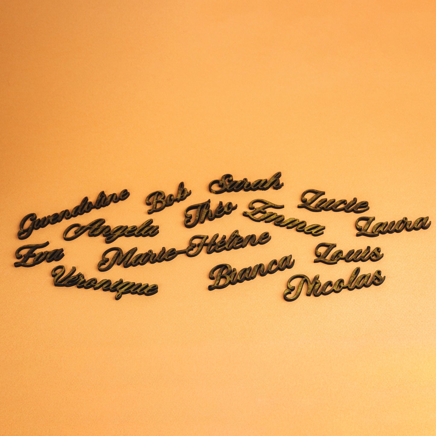 Marque-Place Prénom en Bois Découpé – Décoration de Table Personnalisée