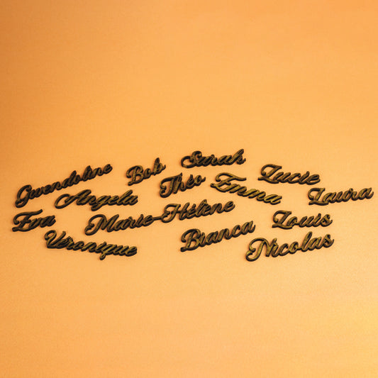 Marque-Place Prénom en Bois Découpé – Décoration de Table Personnalisée