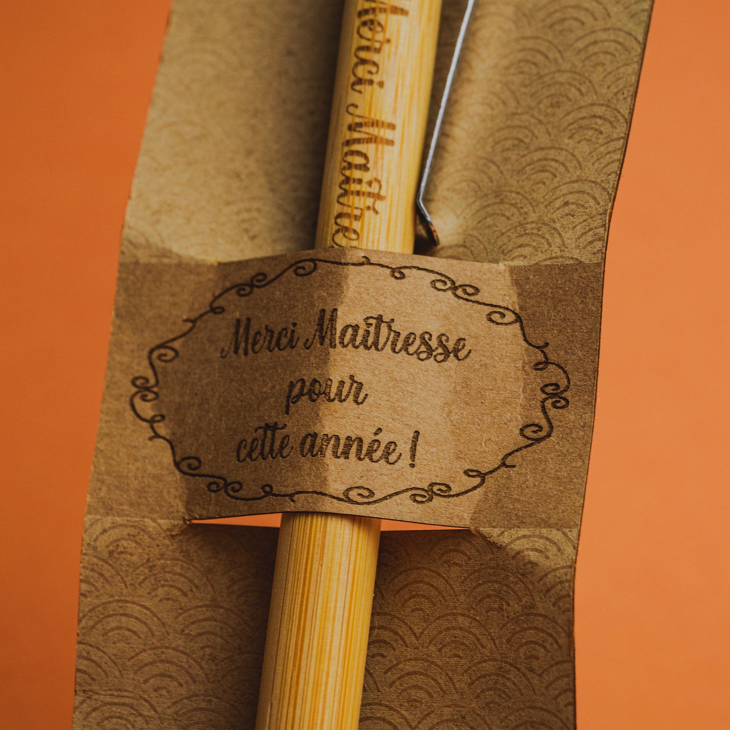 Stylo en Bambou Personnalisé & Support Kraft – Merci Maîtresse, Nounou, ATSEM