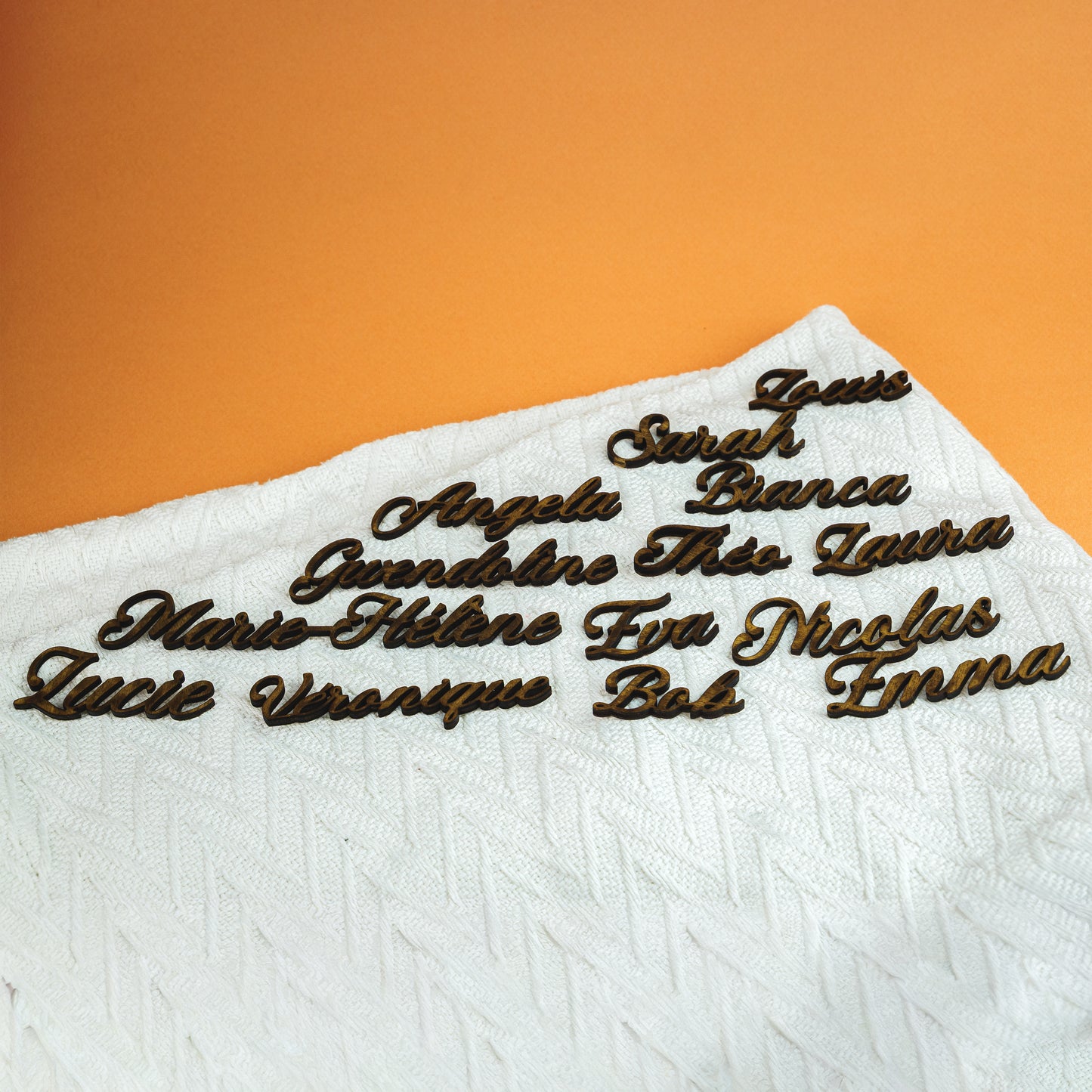 Marque-Place Prénom en Bois Découpé – Décoration de Table Personnalisée