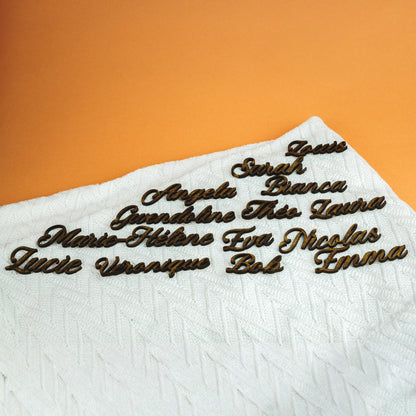 Marque-Place Prénom en Bois Découpé – Décoration de Table Personnalisée