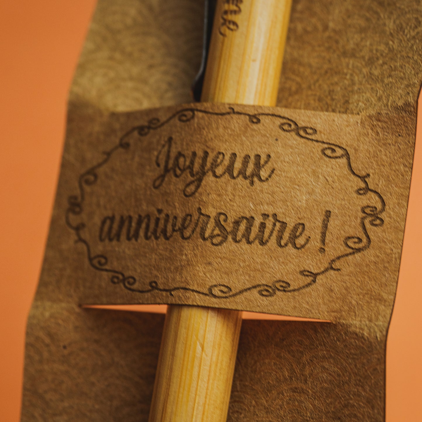 Stylo en Bambou Personnalisé & son Support Kraft