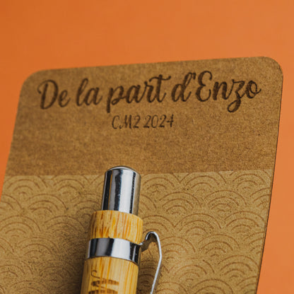 Stylo en Bambou Personnalisé & Support Kraft – Merci Maîtresse, Nounou, ATSEM