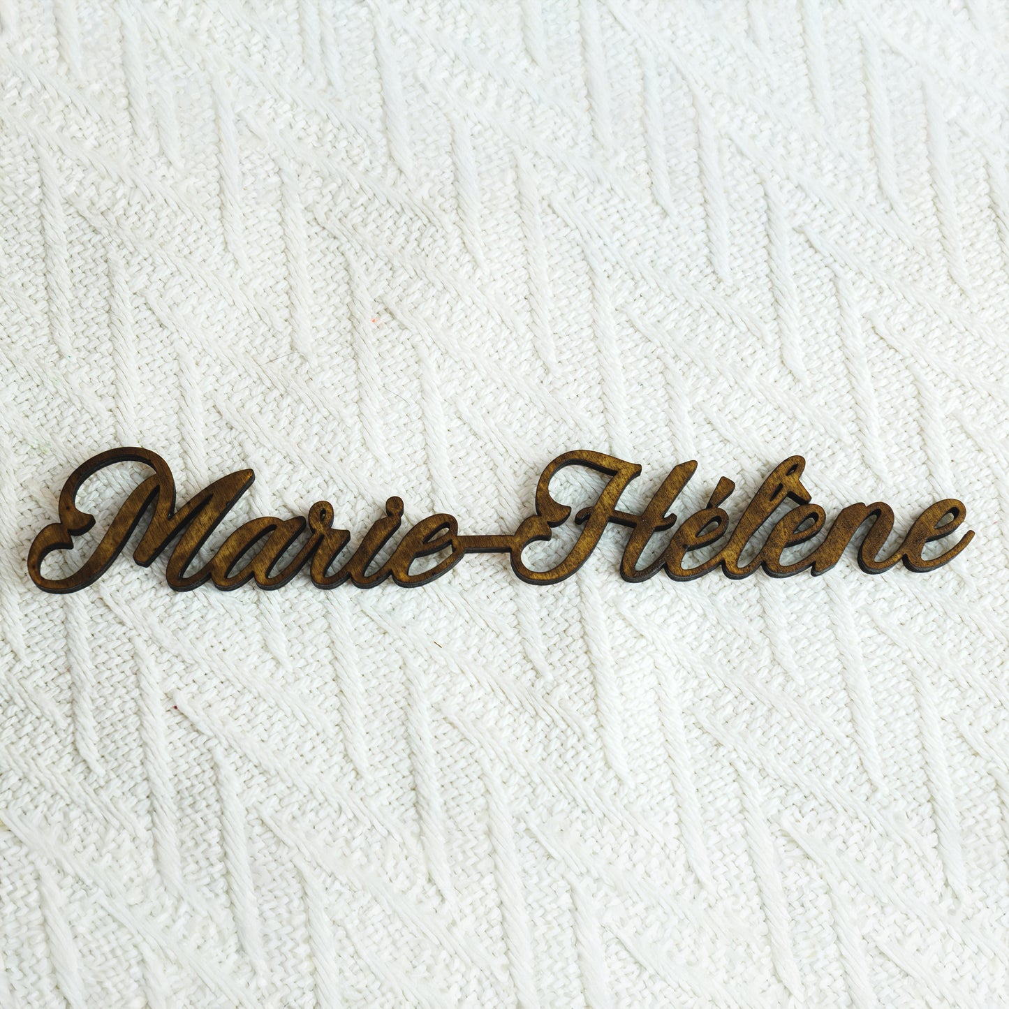 Marque-Place Prénom en Bois Découpé – Décoration de Table Personnalisée