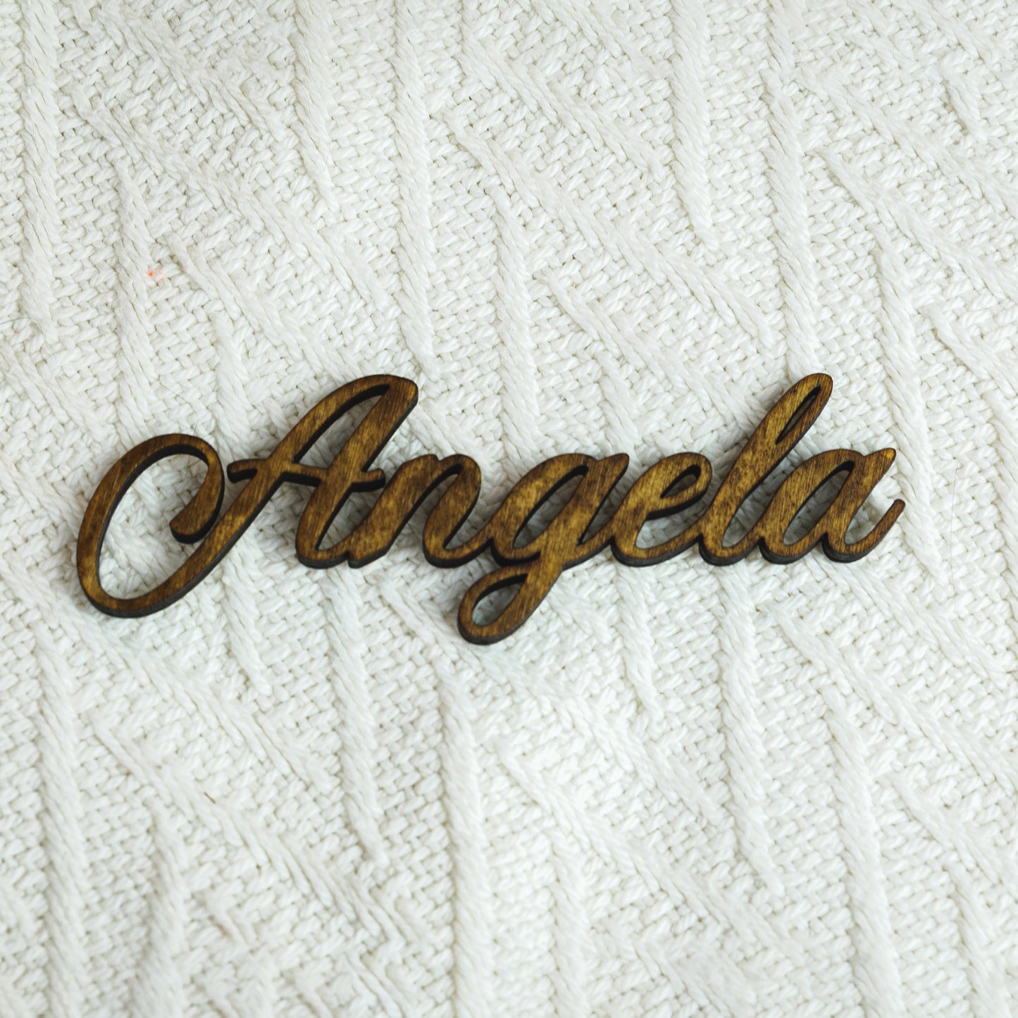 Marque-Place Prénom en Bois Découpé – Décoration de Table Personnalisée