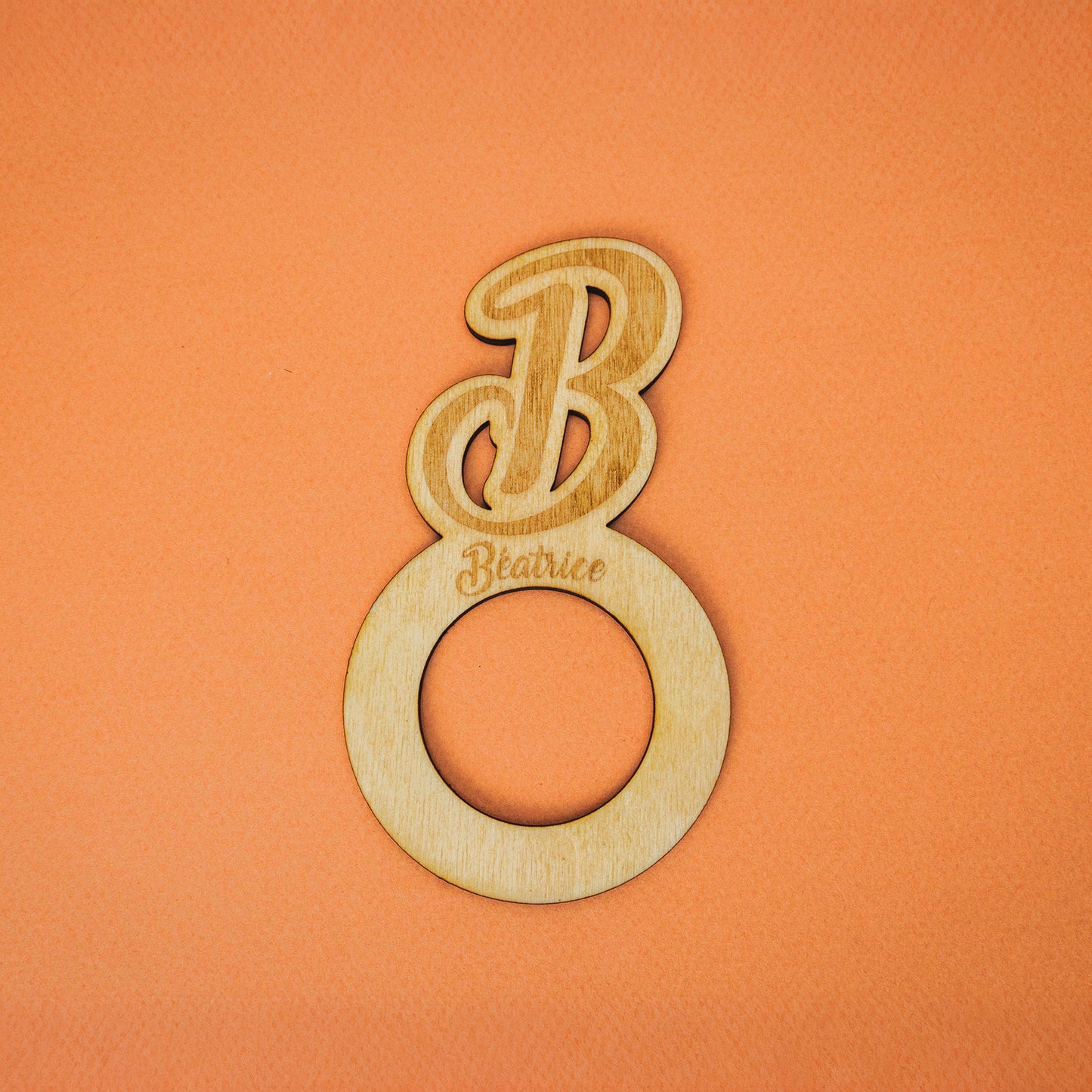 Rond de serviette personnalisé – Initiale en bois