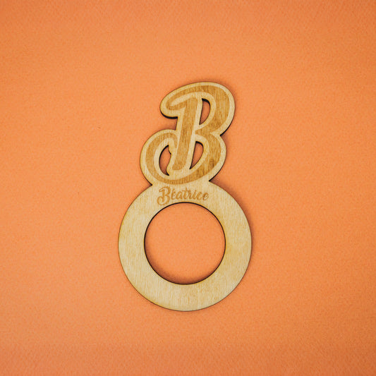 Rond de serviette personnalisé – Initiale en bois